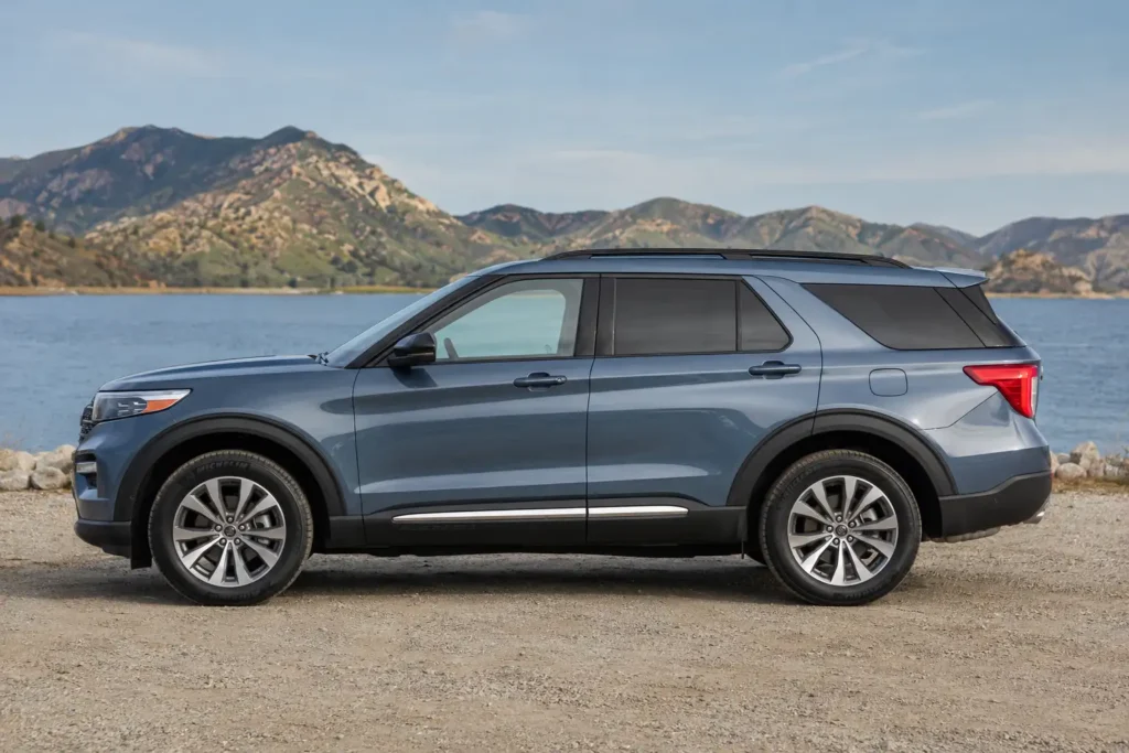 Ford Explorer side profile showing wheelbase and body length