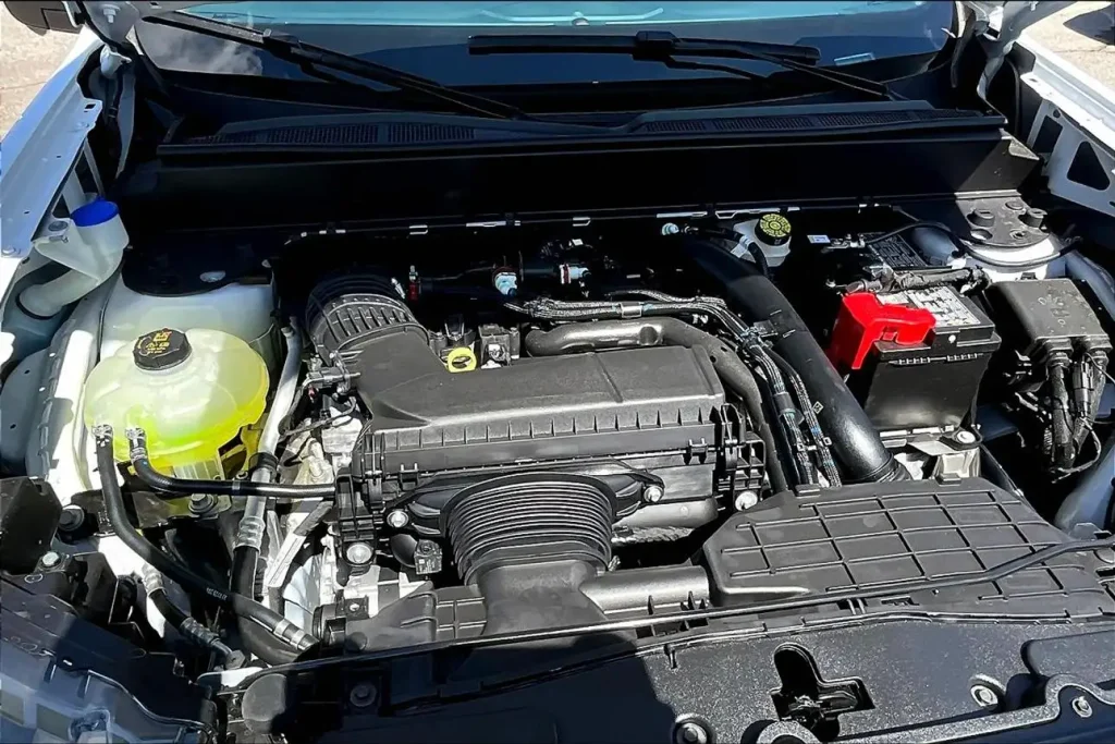 Ford Maverick 2.0 EcoBoost engine bay prepared for an oil capacity check